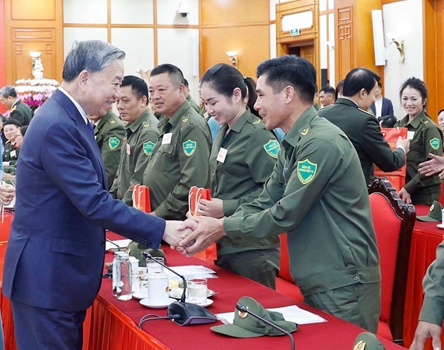 Party chief meets with outstanding individuals joining grassroots security and order protection